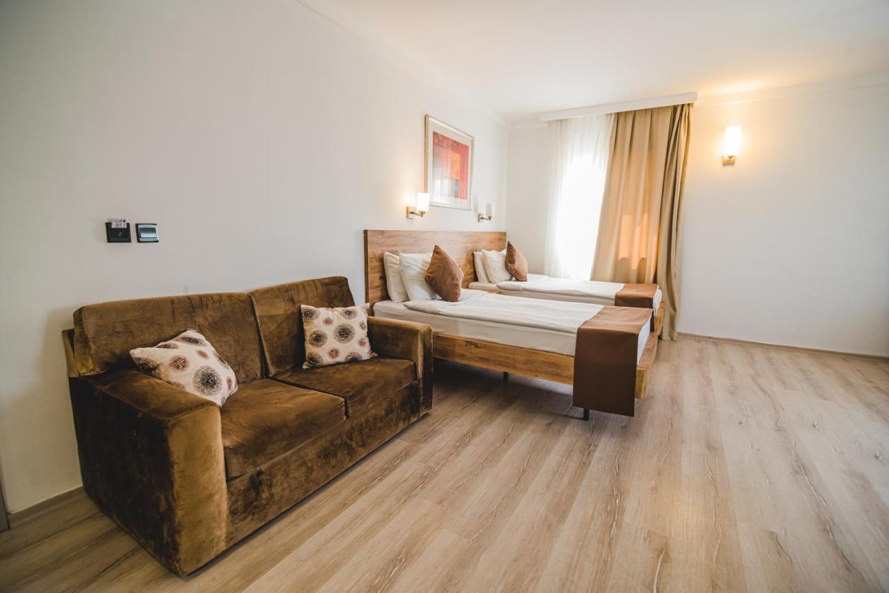 Uptown Bueyuek Anadolu Girne Hotel Exteriör bild