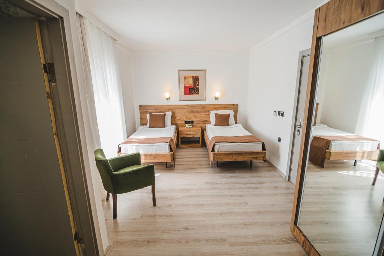 Uptown Bueyuek Anadolu Girne Hotel Exteriör bild